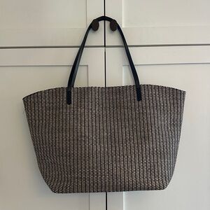 Woven rafia tote / beach bag with nylon lining